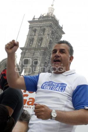 FRANCO RODRÍGUEZ EN CAMINATA CON TONY GALI