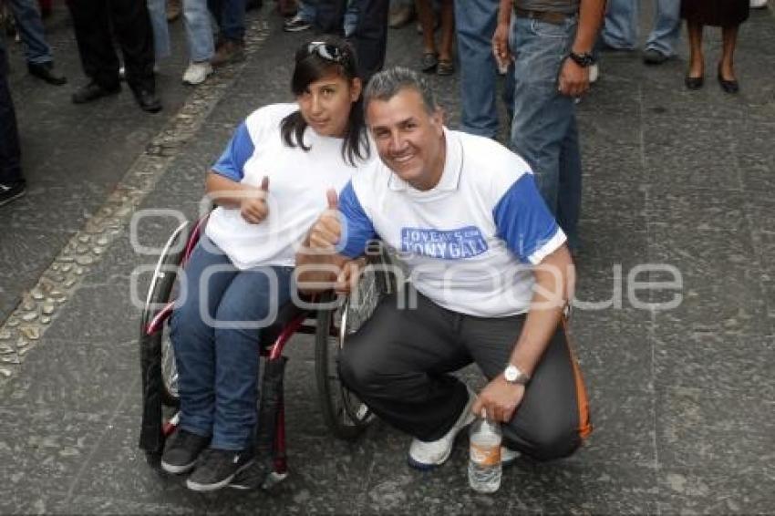 FRANCO RODRÍGUEZ EN CAMINATA CON TONY GALI