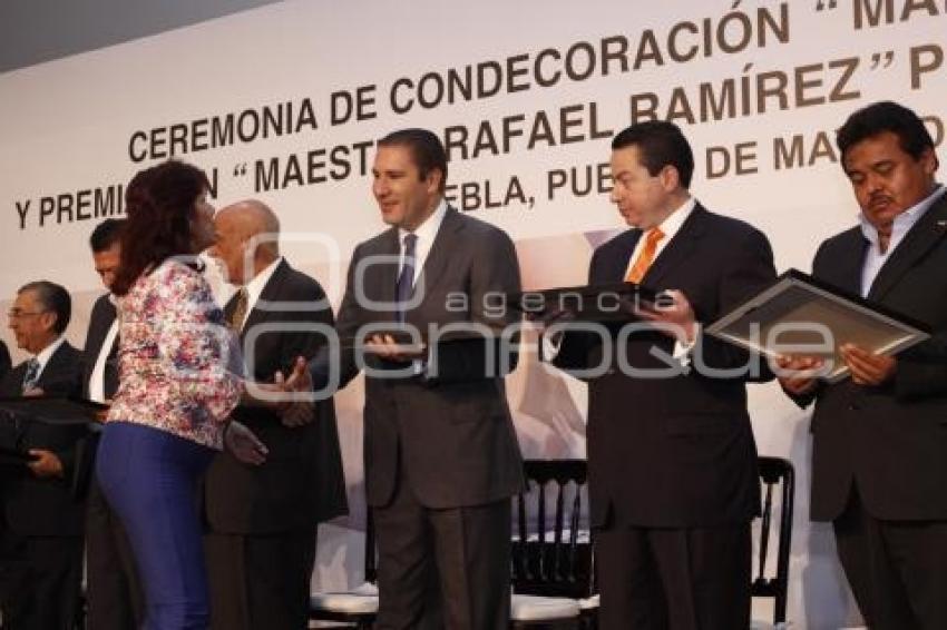 RECONOCIMIENTO A MAESTROS CON 30 Y 40 AÑOS DE SERVICIO