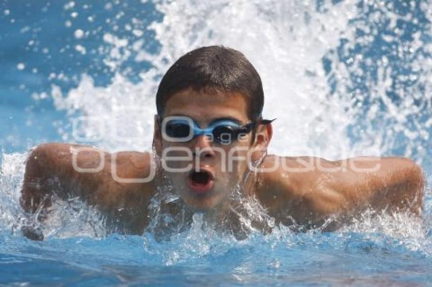 JÓVENES TOMAN CLASES DE NATACIÓN