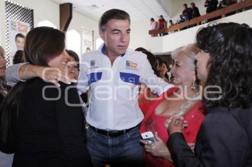 DESAYUNO TONY GALI CON MUJERES