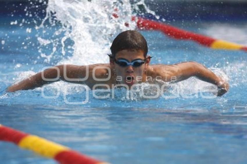 JÓVENES TOMAN CLASES DE NATACIÓN