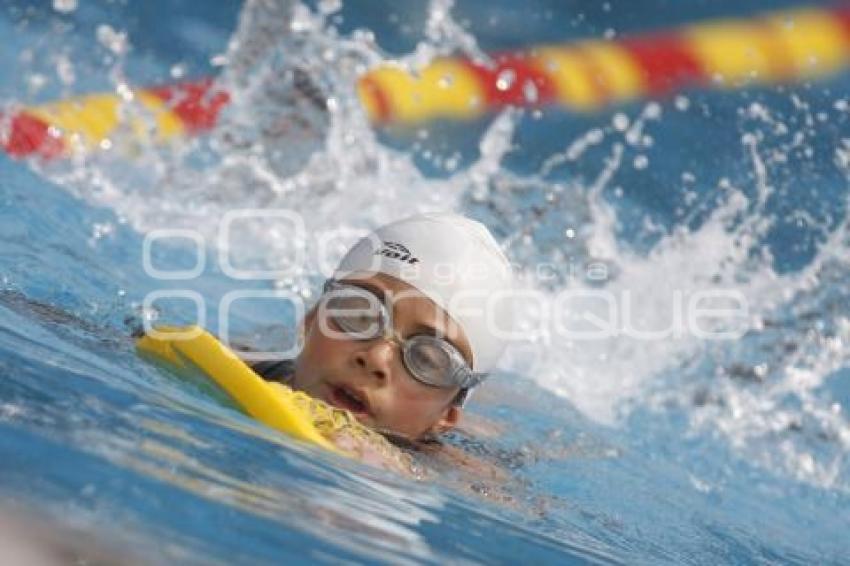 JÓVENES TOMAN CLASES DE NATACIÓN