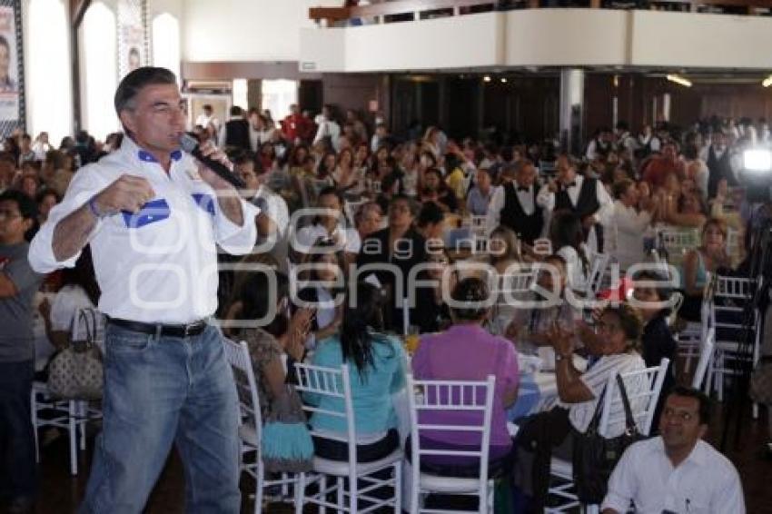 DESAYUNO TONY GALI CON MUJERES