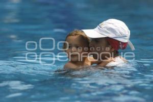 JÓVENES TOMAN CLASES DE NATACIÓN