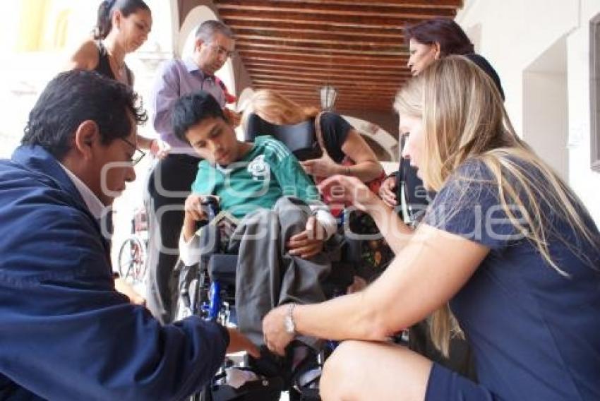 DONACIÓN DE SILLAS DE RUEDAS . DIF Y WHEELCHAIR FOUNDATION