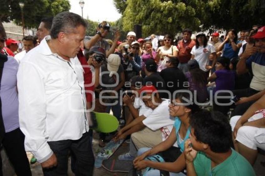 ENRIQUE AGÜERA ASISTE A CONCURSO SKATE