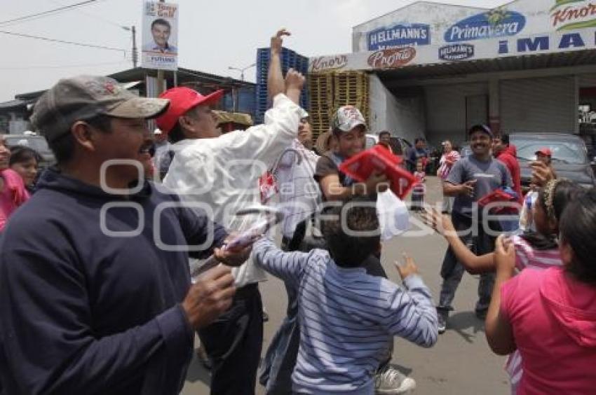 COALICIÓN 5 DE MAYO REGALA OBJETOS EN LA CENTRAL DE ABASTO