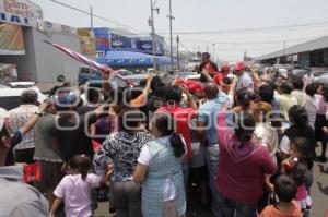 COALICIÓN 5 DE MAYO REGALA OBJETOS EN LA CENTRAL DE ABASTO