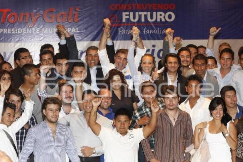 TONY GALI SE REÚNE CON JÓVENES EMPRESARIOS