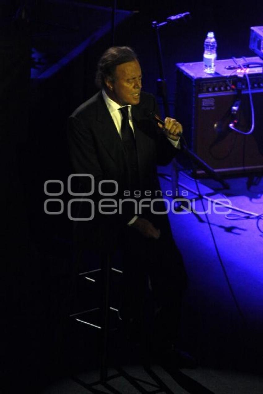 JULIO IGLESIAS EN CONCIERTO EN EL SIGLO XXI