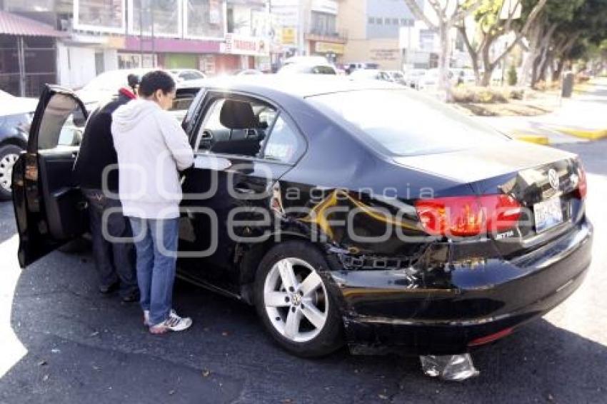 ACCIDENTE ENTRE AUTOS COMPACTOS