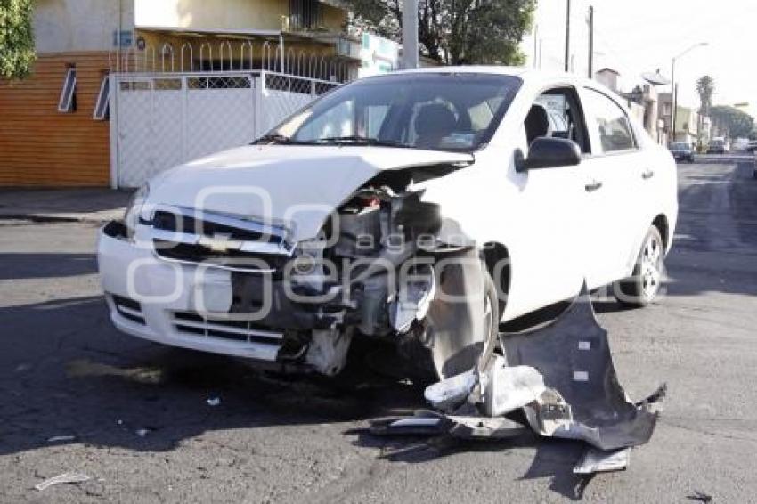 ACCIDENTE ENTRE AUTOS COMPACTOS