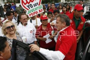 EL CANDIDATO ENRIQUE AGÜERA VISITA LOMA BELLA