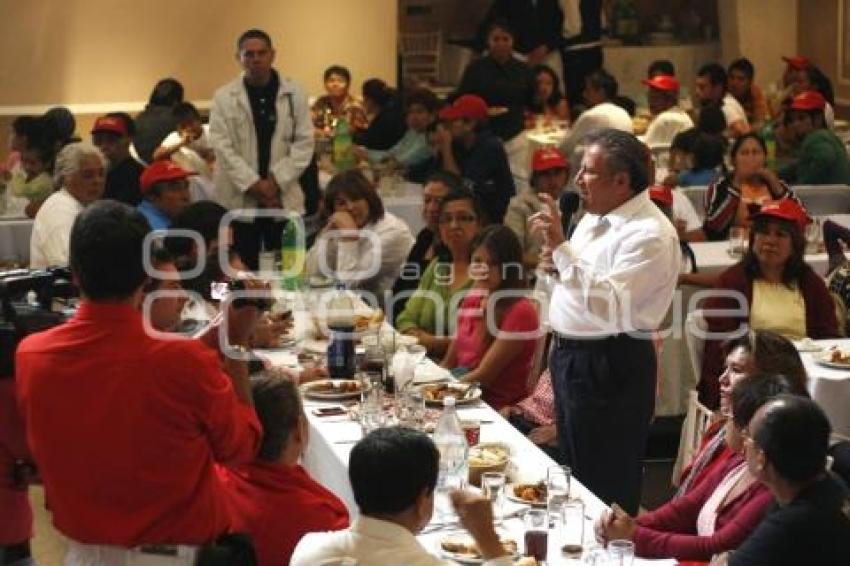 ENRIQUE AGÜERA CON VECINOS DE SAN BALTAZAR CAMPECHE