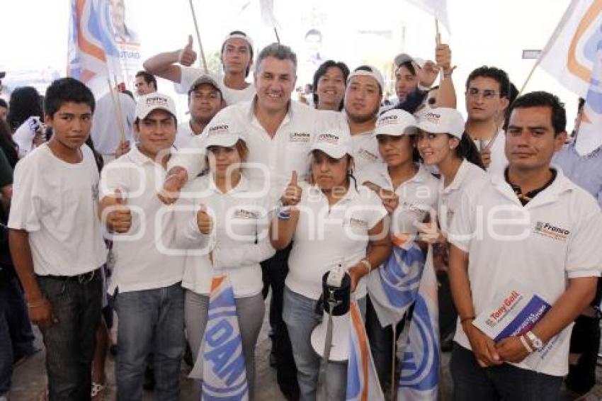 FRANCO RODRÍGUEZ ACOMPAÑA A TONY GALI EN PRESENTACIÓN DE PLATAFORMA