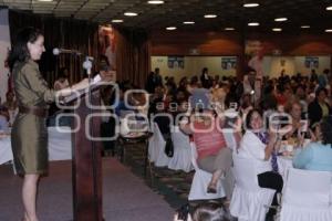 FRANCO RODRÍGUEZ EN REUNIÓN CON MUJERES