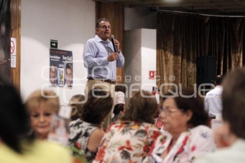 FRANCO RODRÍGUEZ EN REUNIÓN CON MUJERES