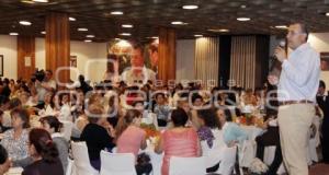 FRANCO RODRÍGUEZ EN REUNIÓN CON MUJERES