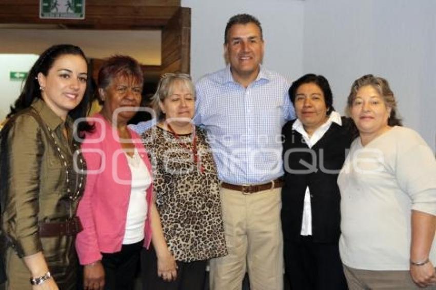 FRANCO RODRÍGUEZ EN REUNIÓN CON MUJERES