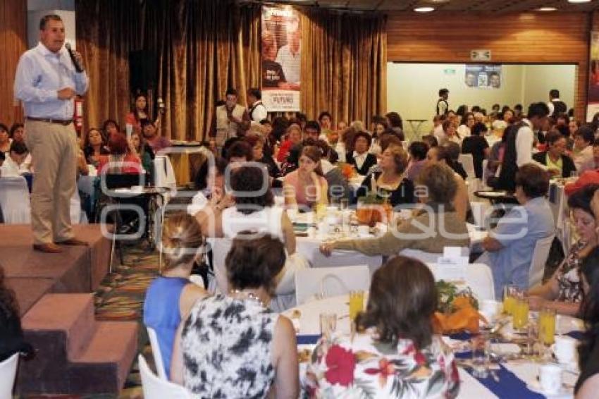FRANCO RODRÍGUEZ EN REUNIÓN CON MUJERES