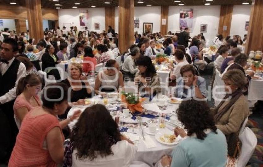 FRANCO RODRÍGUEZ EN REUNIÓN CON MUJERES