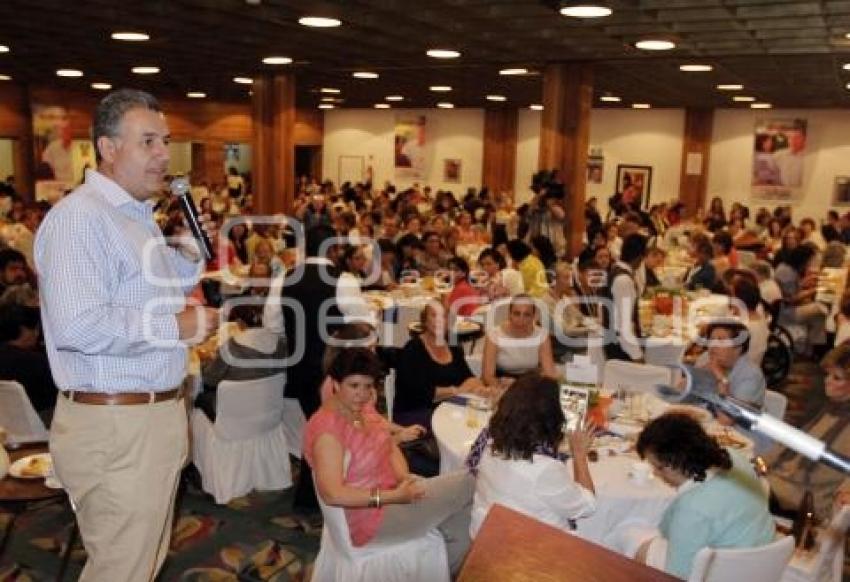 FRANCO RODRÍGUEZ EN REUNIÓN CON MUJERES