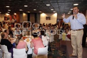 FRANCO RODRÍGUEZ EN REUNIÓN CON MUJERES