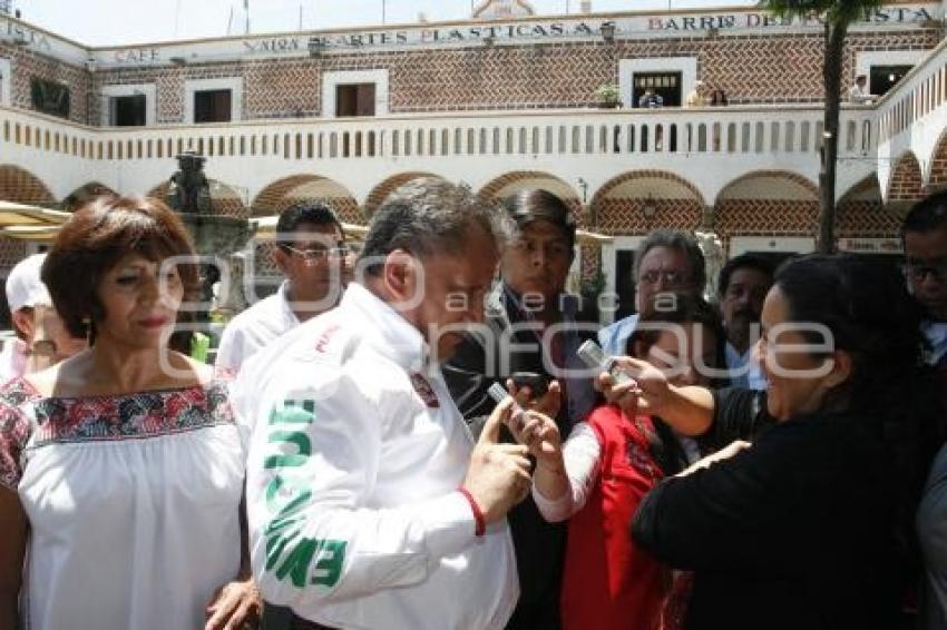 ENRIQUE AGÜERA RECORRE EL BARRIO DEL ARTISTA