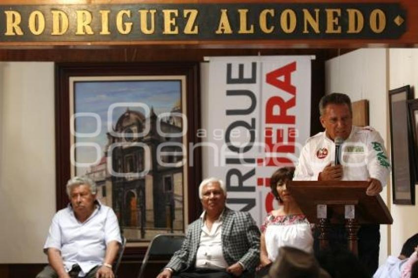 ENRIQUE AGÜERA RECORRE EL BARRIO DEL ARTISTA