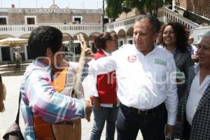 ENRIQUE AGÜERA RECORRE EL BARRIO DEL ARTISTA