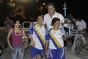 FRANCO RODRÍGUEZ ENTREGA TROFEOS DE FÚTBOL