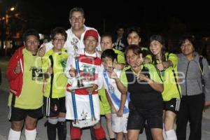 FRANCO RODRÍGUEZ ENTREGA TROFEOS DE FÚTBOL