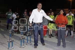 FRANCO RODRÍGUEZ ENTREGA TROFEOS DE FÚTBOL