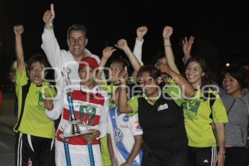 FRANCO RODRÍGUEZ ENTREGA TROFEOS DE FÚTBOL