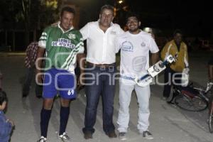 FRANCO RODRÍGUEZ ENTREGA TROFEOS DE FÚTBOL