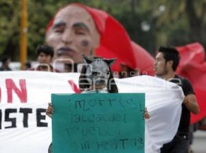 MARCHAN ESTUDIANTES EN MEMORIA DEL HALCONAZO