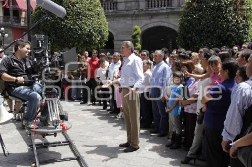 TONY GALI GRABA SPOT EN EL ZÓCALO