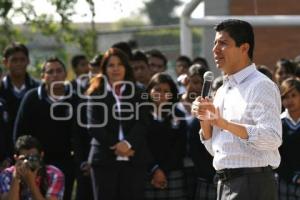 ALCALDE EDUARDO RIVERA ENTREGA AULA DE MEDIOS