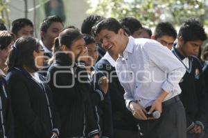 ALCALDE EDUARDO RIVERA ENTREGA AULA DE MEDIOS