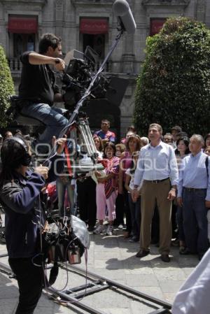 TONY GALI GRABA SPOT EN EL ZÓCALO