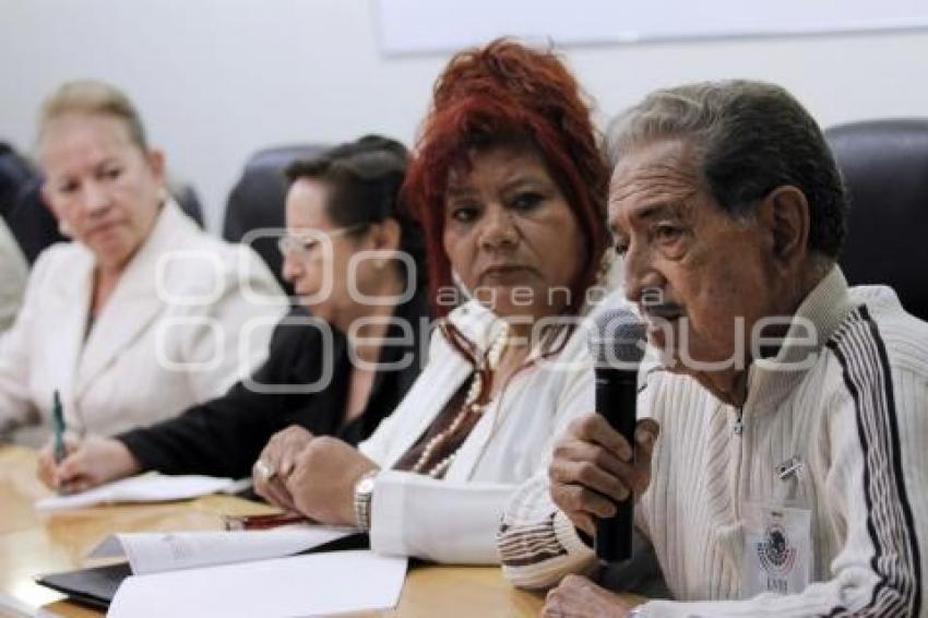 SE REÚNEN DIPUTADOS CON PERSONAS DE LA TERCERA EDAD