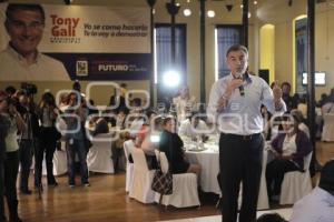 TONY GALI SOSTIENE REUNIÓN CON JÓVENES