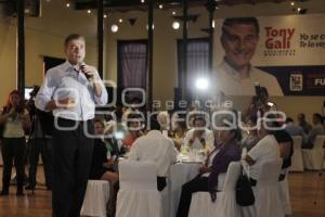 TONY GALI SOSTIENE REUNIÓN CON JÓVENES