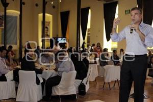 TONY GALI SOSTIENE REUNIÓN CON JÓVENES
