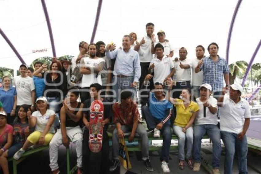 FRANCO RODRÍGUEZ CON JÓVENES SKATES