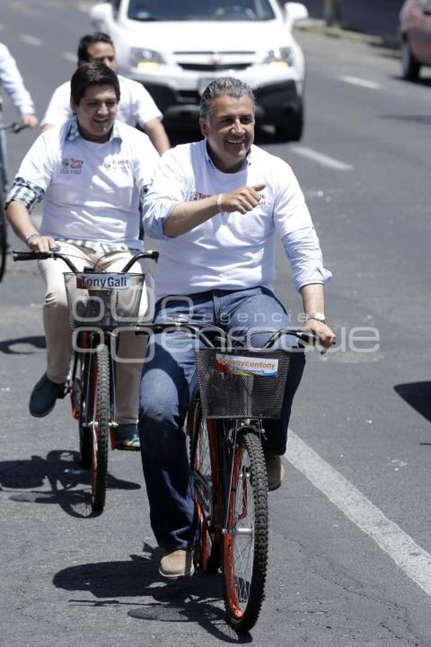 FRANCO RODRÍGUEZ Y LAURA BALLESTEROS RECORREN LA 25 PONIENTE EN BICI