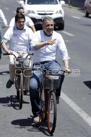 FRANCO RODRÍGUEZ Y LAURA BALLESTEROS RECORREN LA 25 PONIENTE EN BICI