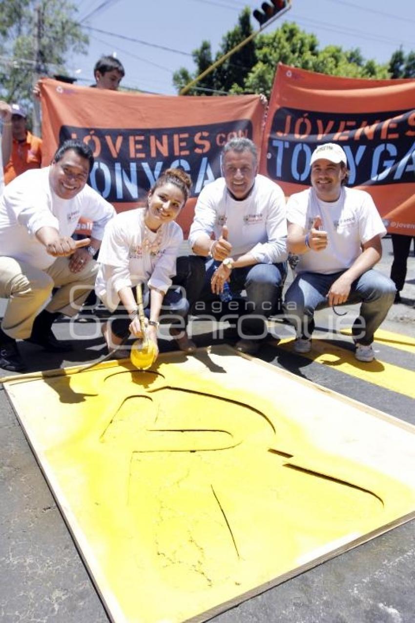 FRANCO RODRÍGUEZ Y LAURA BALLESTEROS REALIZAN PINTA DE CEBRAS
