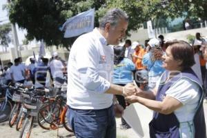 FRANCO RODRÍGUEZ Y LAURA BALLESTEROS RECORREN LA 25 PONIENTE EN BICI
